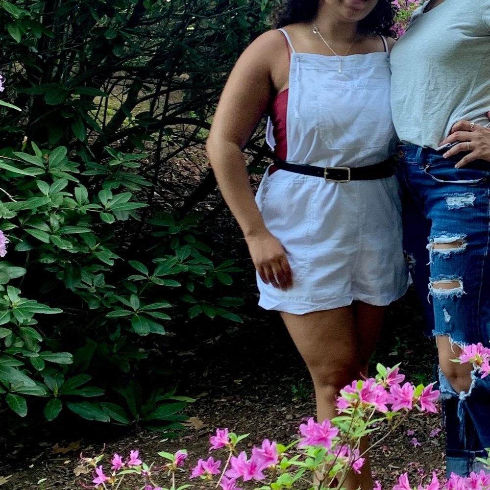 W ite shorts Abercrombie overalls with pocket in center.